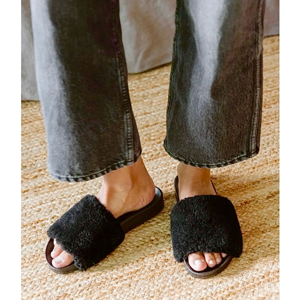 Jenni Kayne Shearling Slide Sandal in Black 
Leather Slip On Slippers 39 / 9